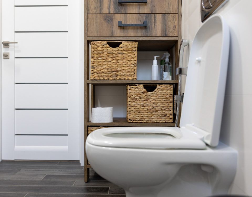 Set toaletă montat într-o baie rustică