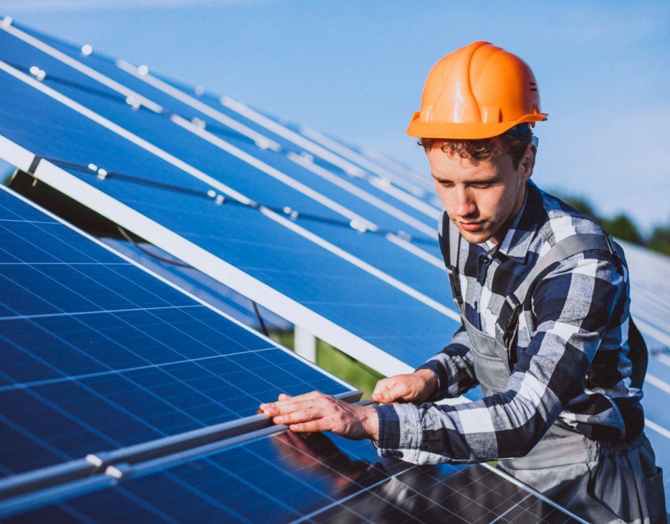 Panouri fotovoltaice montate de un inginer, în Slobozia.